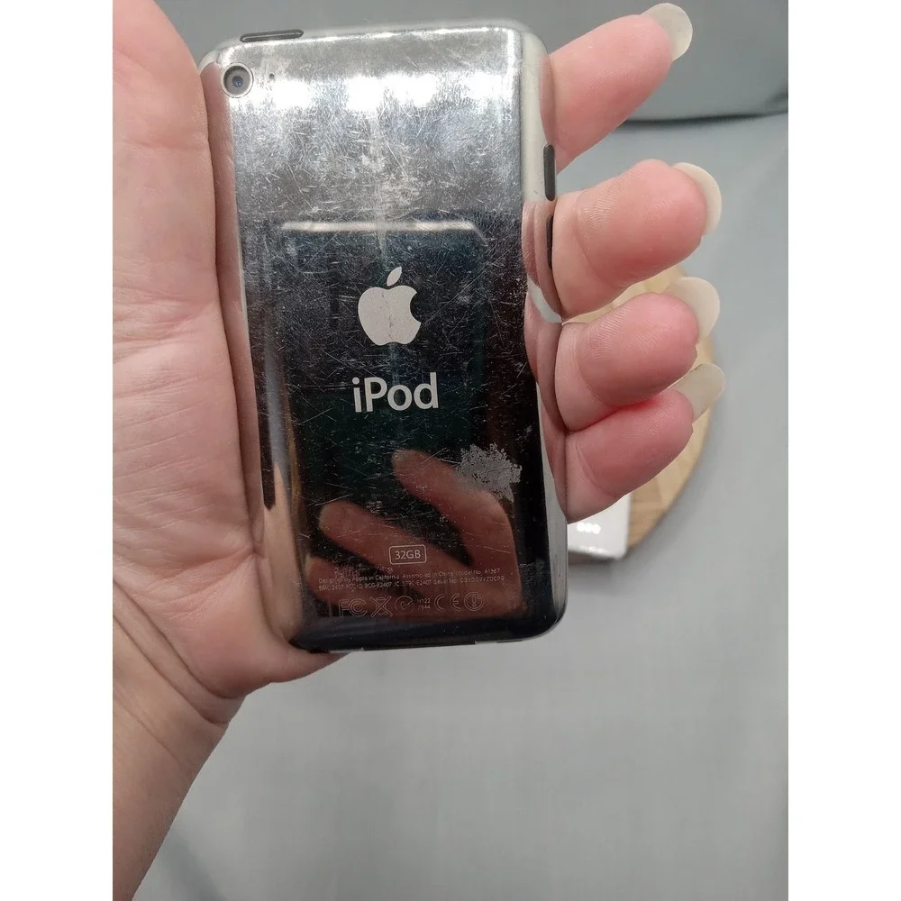 Lot Of 6 Apple Products - iPods &  BROKEN (For Parts‎ Only Locked Scratches.